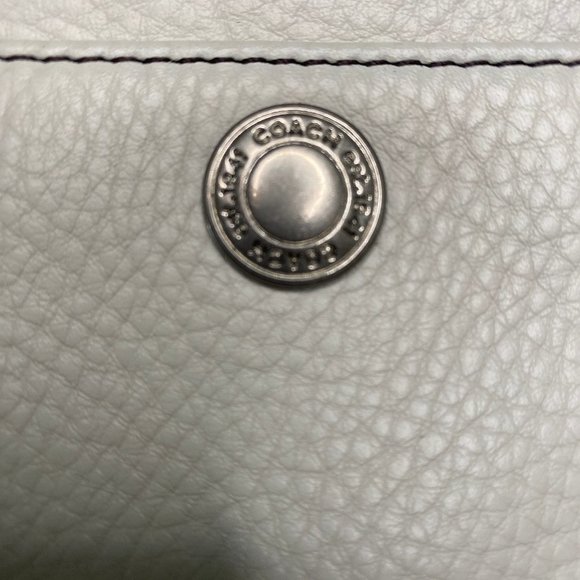 Coach Chelsea Pebbled Leather Wristlet in White and Silver FS6J98 Pouch EUC - Picture 3 of 9